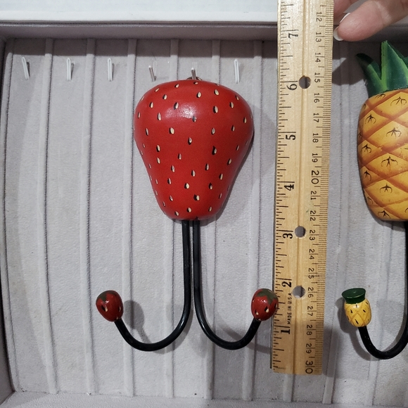 ๐ Farmhouse Fruit Wood Wall Hooks Cottagecore ๐ Hand Carved & Hand Painted VTG - Picture 3 of 10